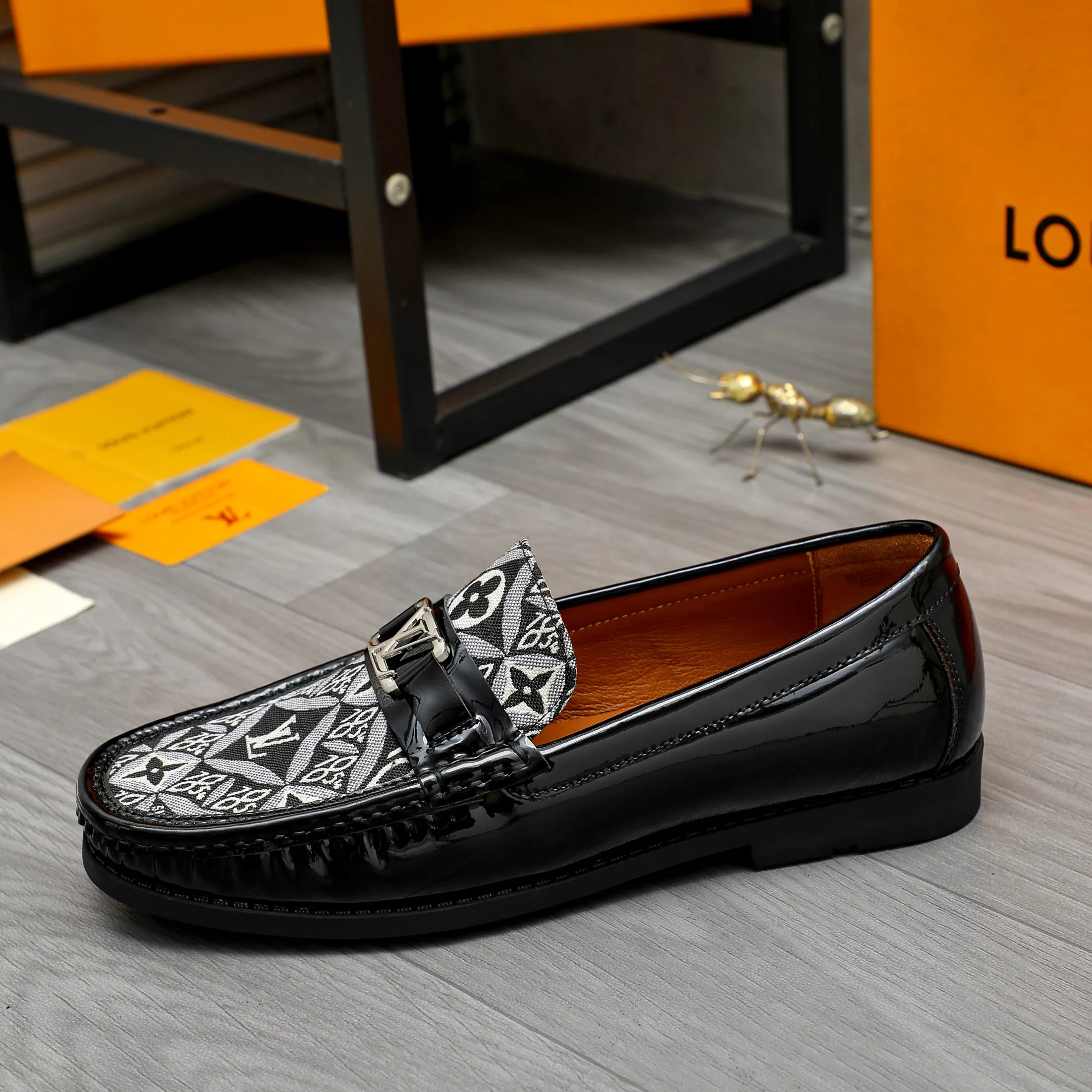 Men's shoes 💰400 Product trademark: LV "Louis Vuitton" casual slip-on shoes Regular size: 38-45 (45 is custom-made and non-returnable) Product material: Selected breathable fabric spliced ​​patent cowhide upper, cowhide lining, rubber outsole